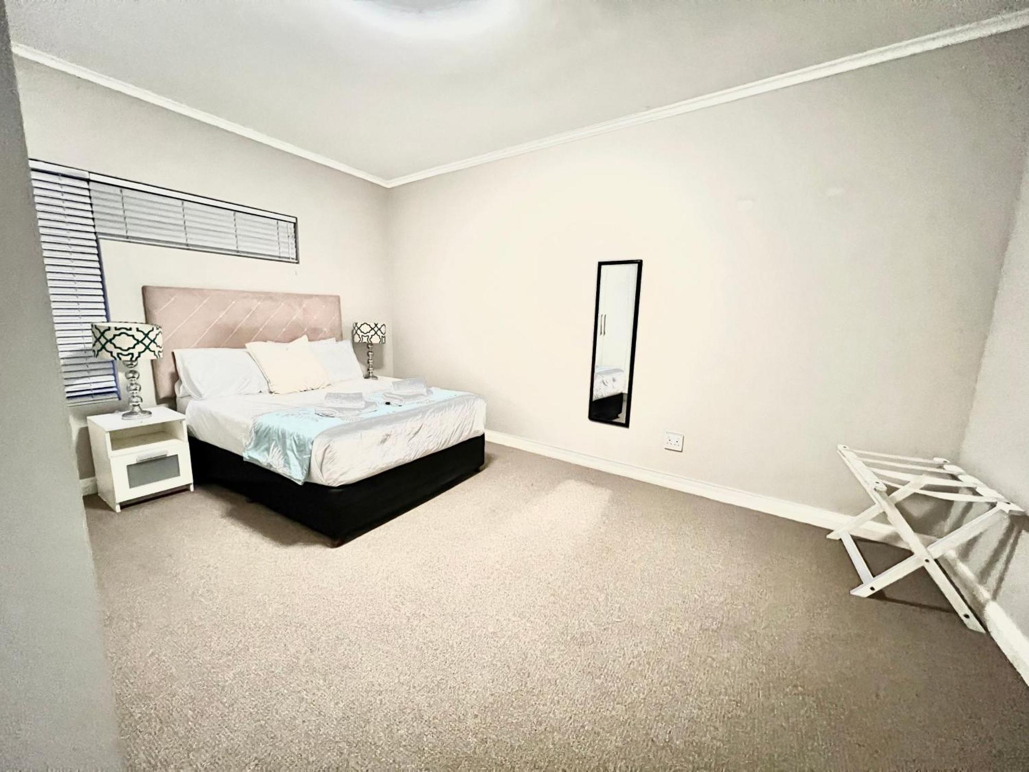 Apartment Spacious Modern 1 Bedroom Near Canal Walk *