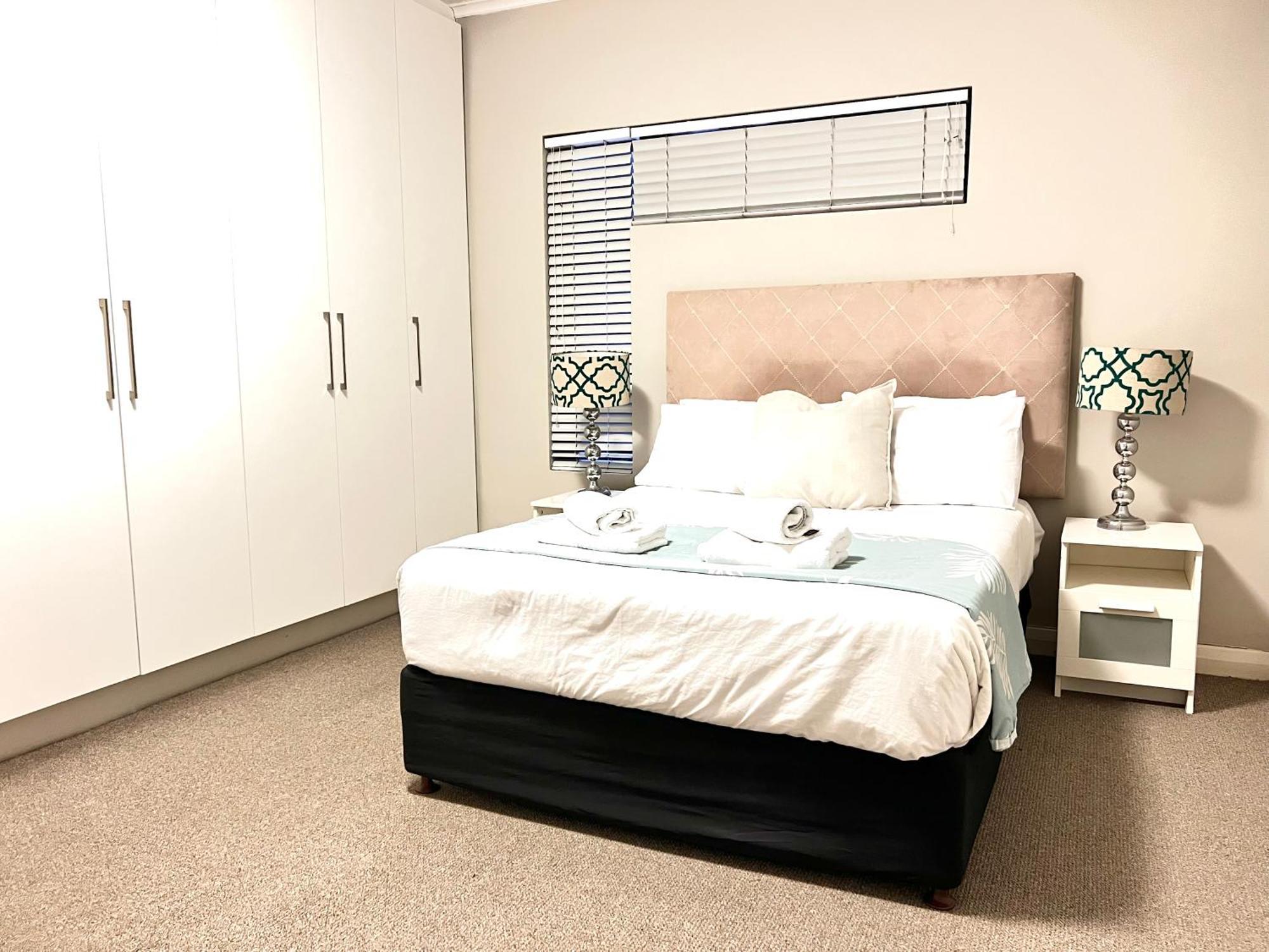 Apartment Spacious Modern 1 Bedroom Near Canal Walk *